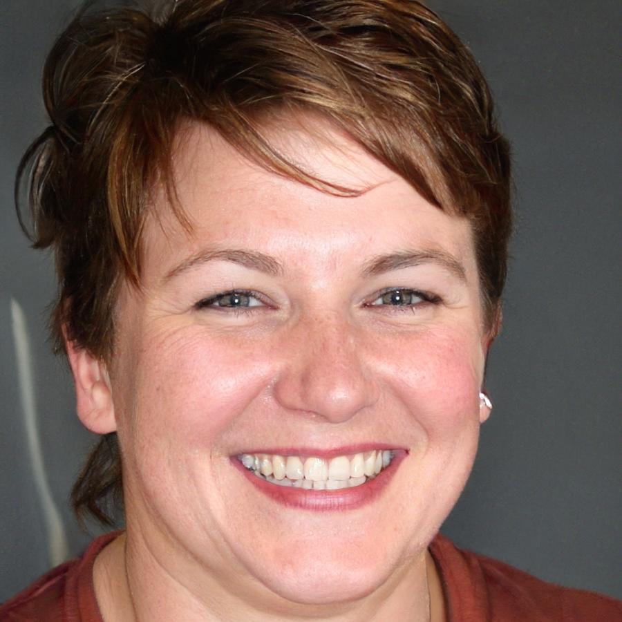 Directora financiera explicando estrategias de presupuesto