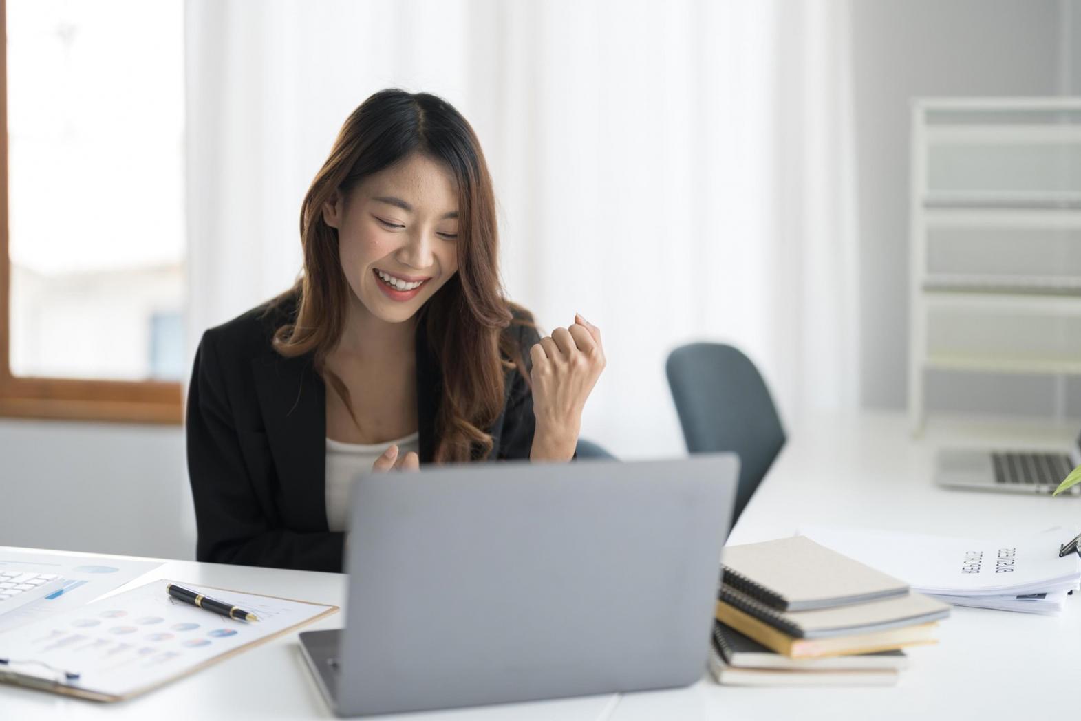 Equipo revisando informes financieros mejorados