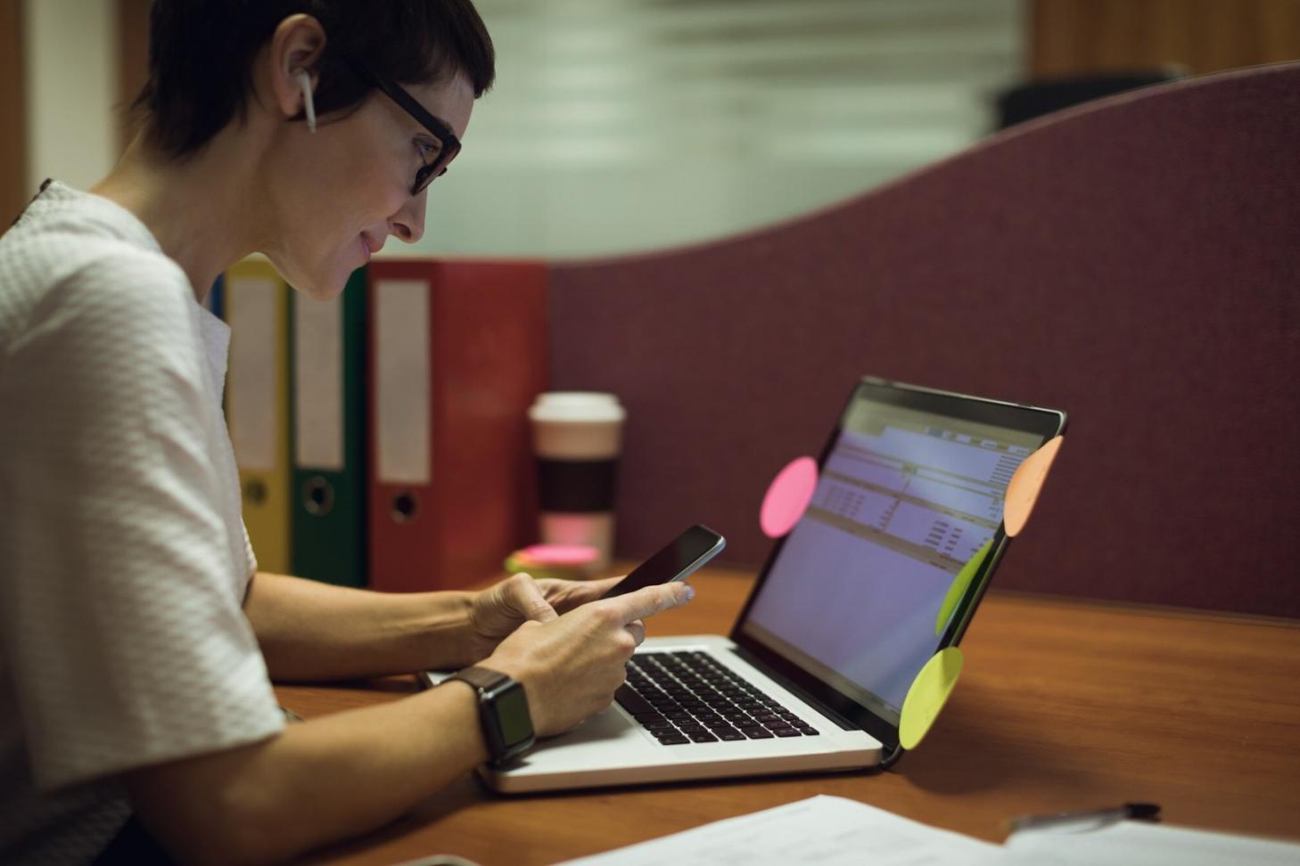 Análisis financiero avanzado con gráficos y modelos predictivos