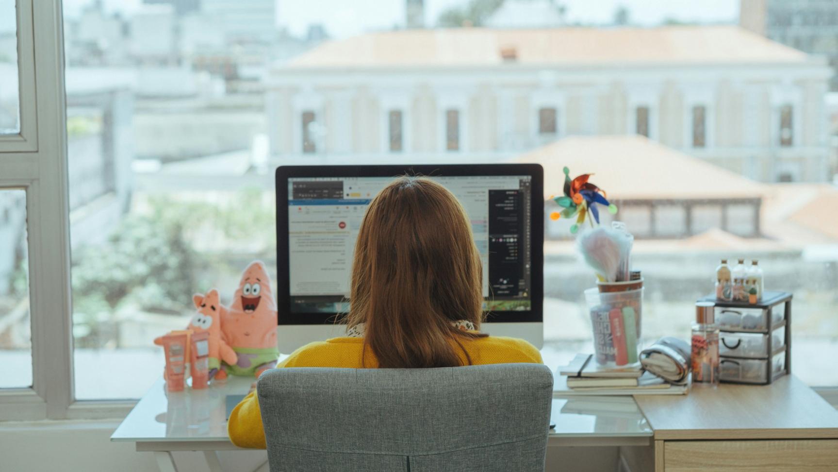 Oficina moderna donde se implementó nueva estrategia financiera