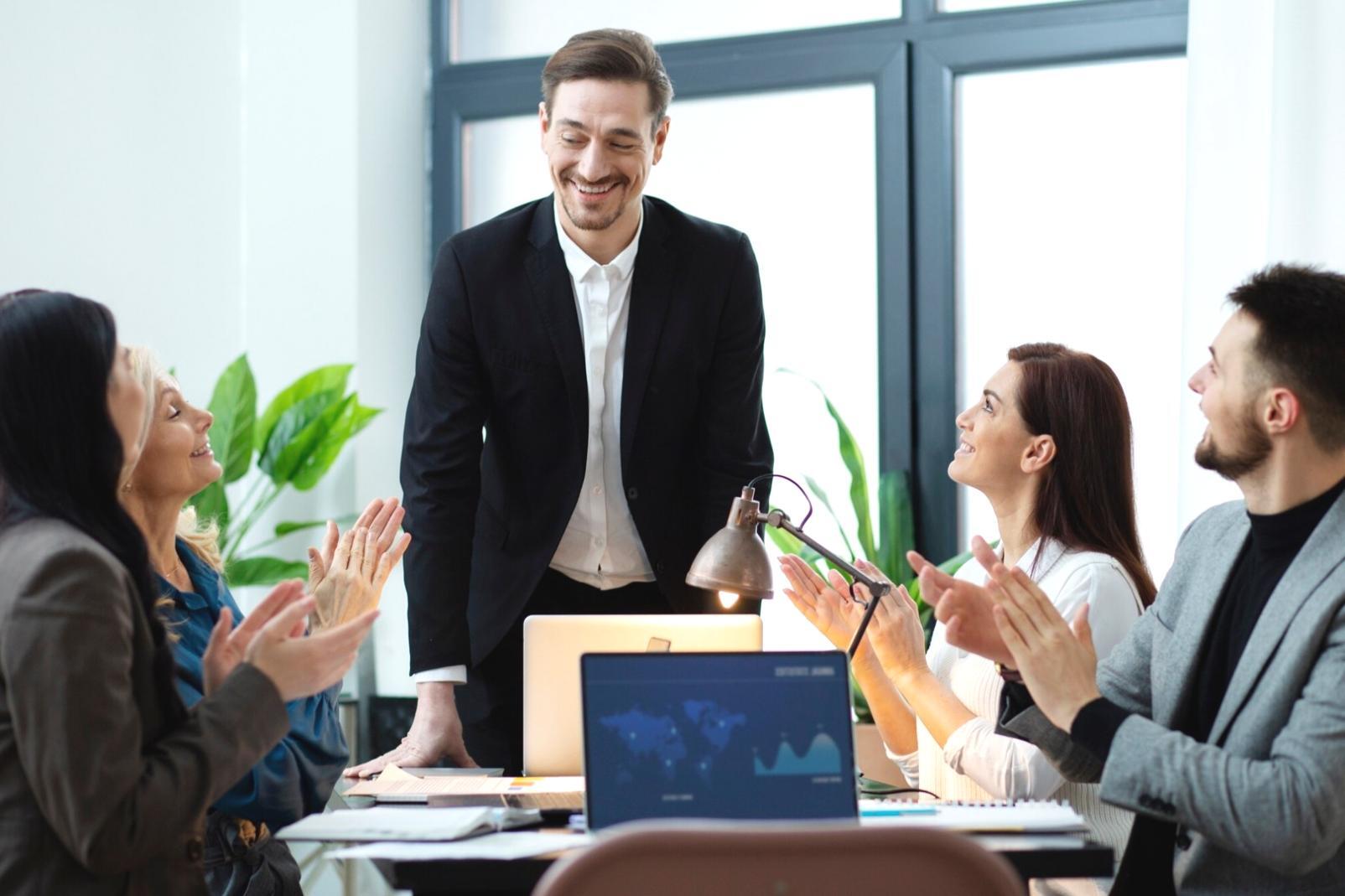 Presentación de proyectos financieros con gráficos y análisis de datos presupuestarios