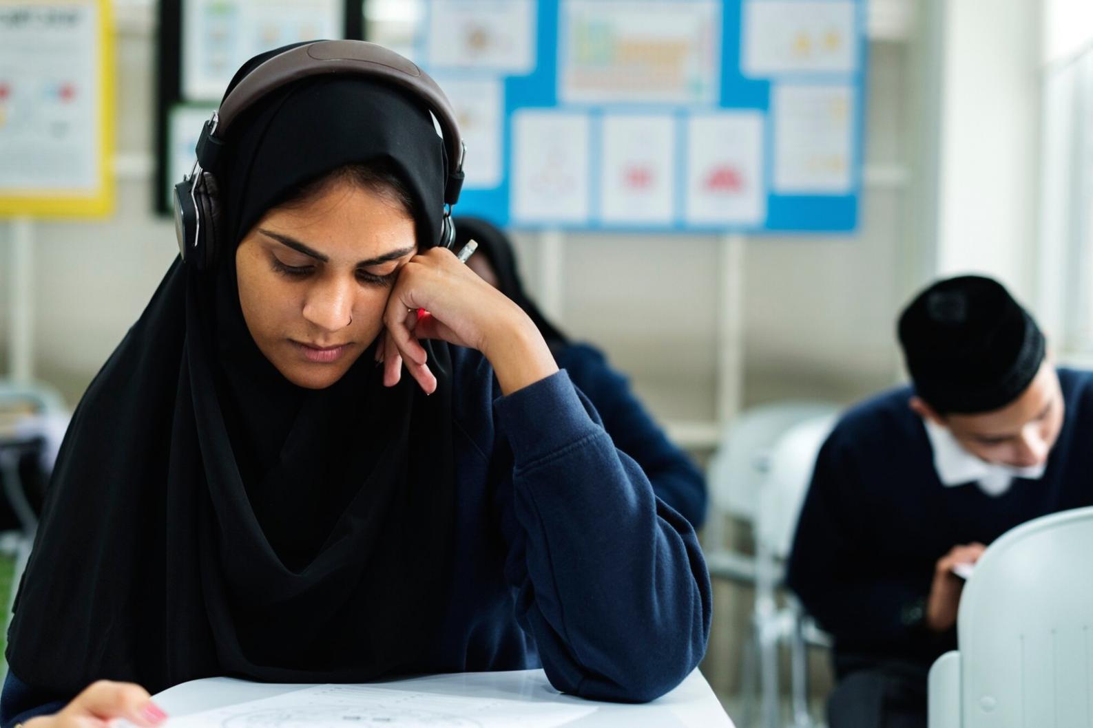 Estudiantes trabajando en análisis financiero y modelos de previsión presupuestaria